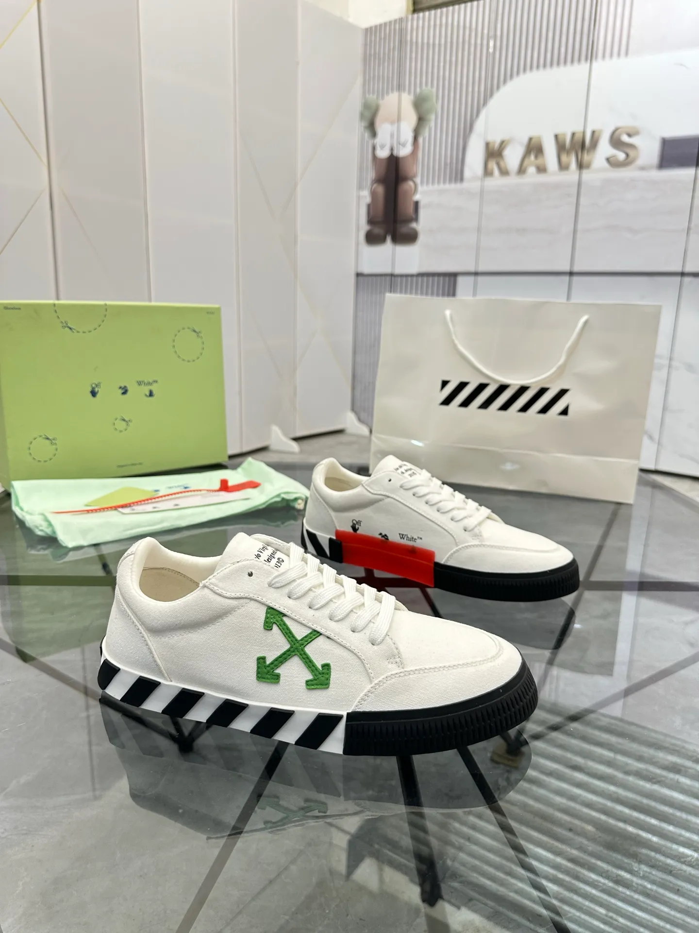 Selling men's shoes 💰: 💰P440¥ Product trademark: OFF WHITE *"OFF WHITE*" low-top casual shoes Regular size: 35-45 (can be customized to 46) Couple style Product materials: Original fabric from the upper counter, breathable lining, original outsole. No.: H203